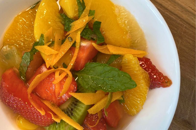 Salade de fruits aux pêches au sirop