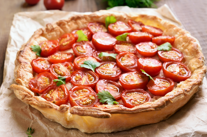 Tarte aux tomates, champignons et burrata